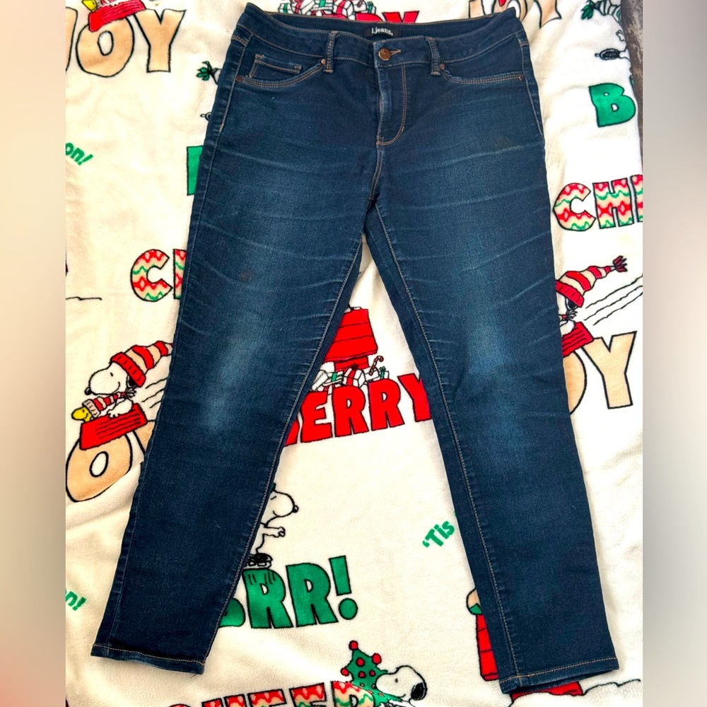 Women’s dark blue wash skinny jeans